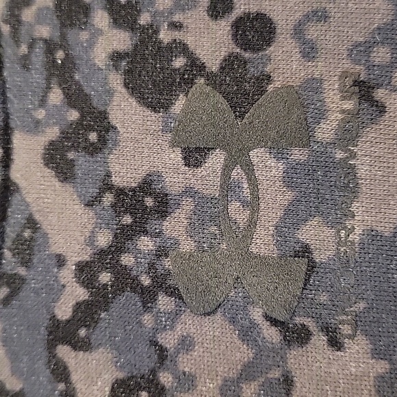 NWOT Under Armour Cropped digital camo sweatshirt sz S - Picture 2 of 3